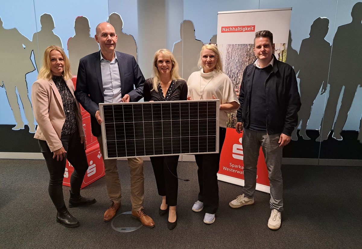 Tina Mees (Nachhaltigkeitskoordinatorin Sparkasse), Sascha Eckhardt (Leiter Beratungscenter Betzdorf), Dagmar L, Stefanie Stieler (Aktikonsgemeinschaft Betzdorf), Benjamin Geldsetzer (Stadtbrgermeister Betzdorf) (Foto: Sparkasse Westerwald-Sieg)