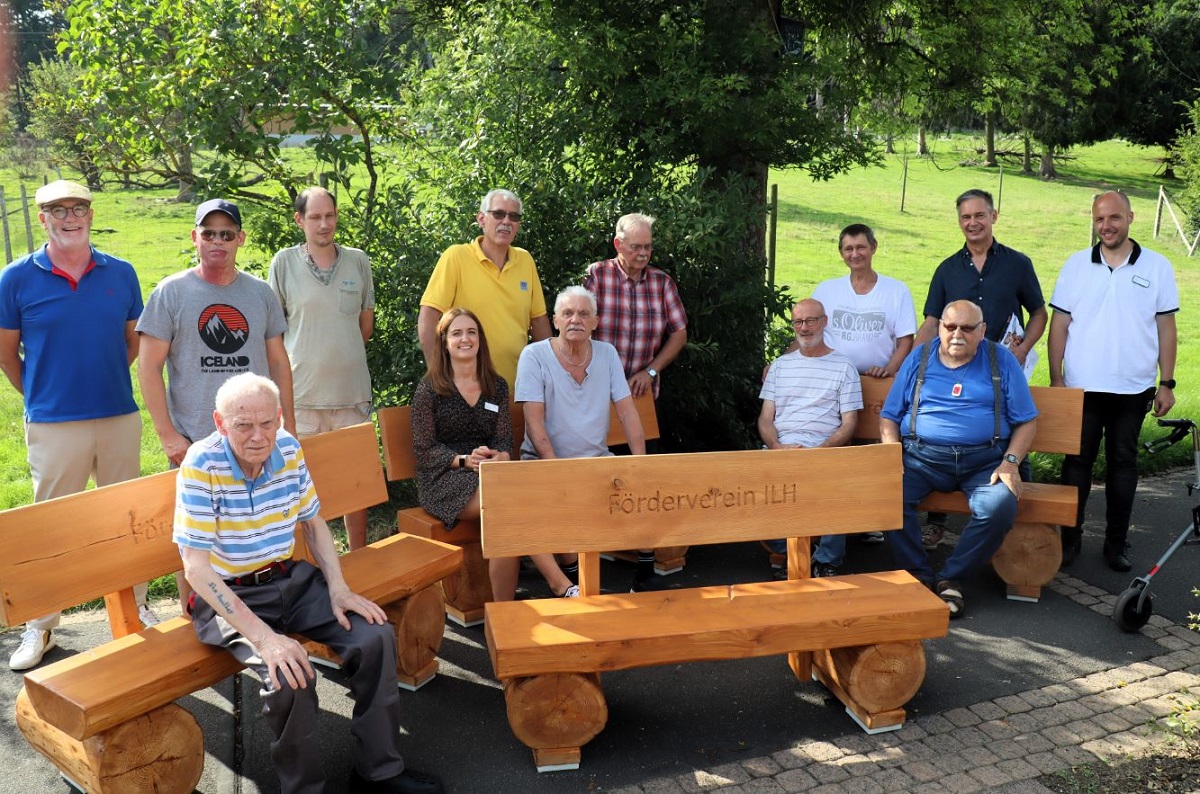 Der Vorstand des Frdervereins und die Heimleitung freuen sich mit Vertretern des BWHW und Heimbewohnern ber fnf neue rustikale Holzbnke fr den Dementengarten des Seniorenzentrums. (Foto: Uli Schmidt)