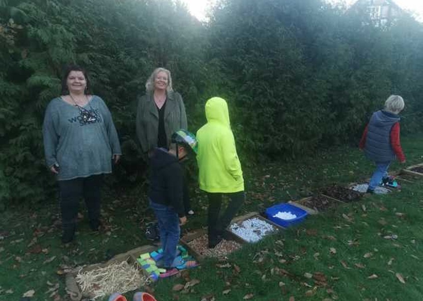 v.l.Melanie Kalenka und Sabine Klein und Kinder freuen sich ber den Barfupfad. (Foto: Ingo Mons)