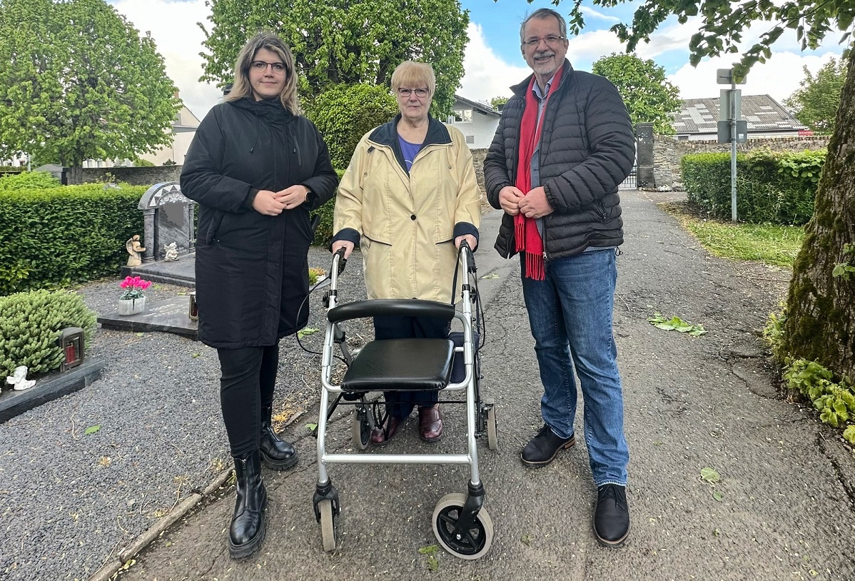 Zum Fototermin auf dem Friedhof Sohler Weg trafen sich Katharina Franzky (links) und Sven Lefkowitz (rechts) mit Brgerin Brigitte Holl (mitte). (Foto: Lea Luisa Lefkowitz)