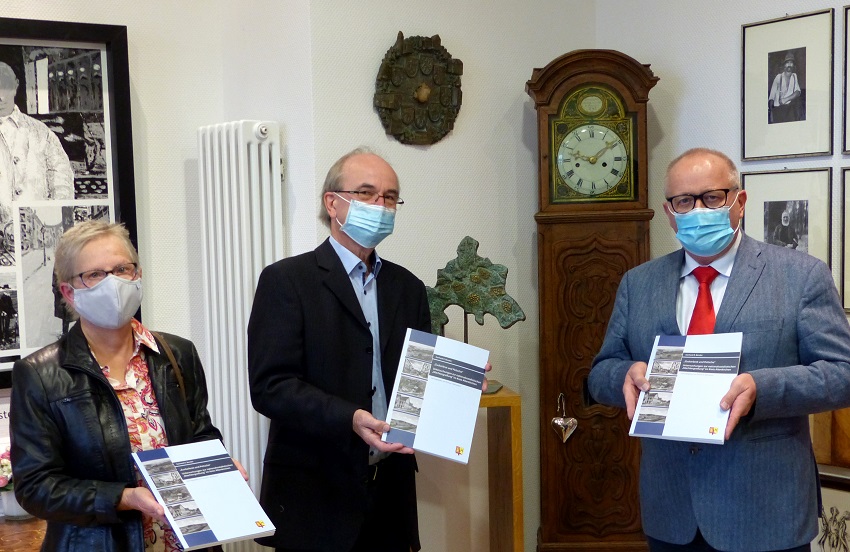 Ulrike Orthen-Bender und Dr. Thomas Bartolosch (von links) prsentierten Landrat Dr. Peter Enders die druckfrischen Exemplare von Zuckerbrot und Peitsche. (Foto: Kreisverwaltung)