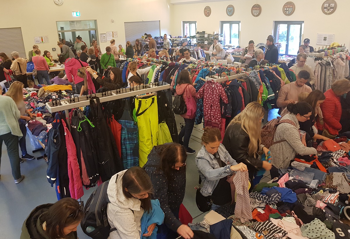 Ein wahrer Besucherstrom erfreute die Organisatoren des Herbstkinderkleider- und Spielzeugmarktes in Erpel. (Foto: Daniela Simon)