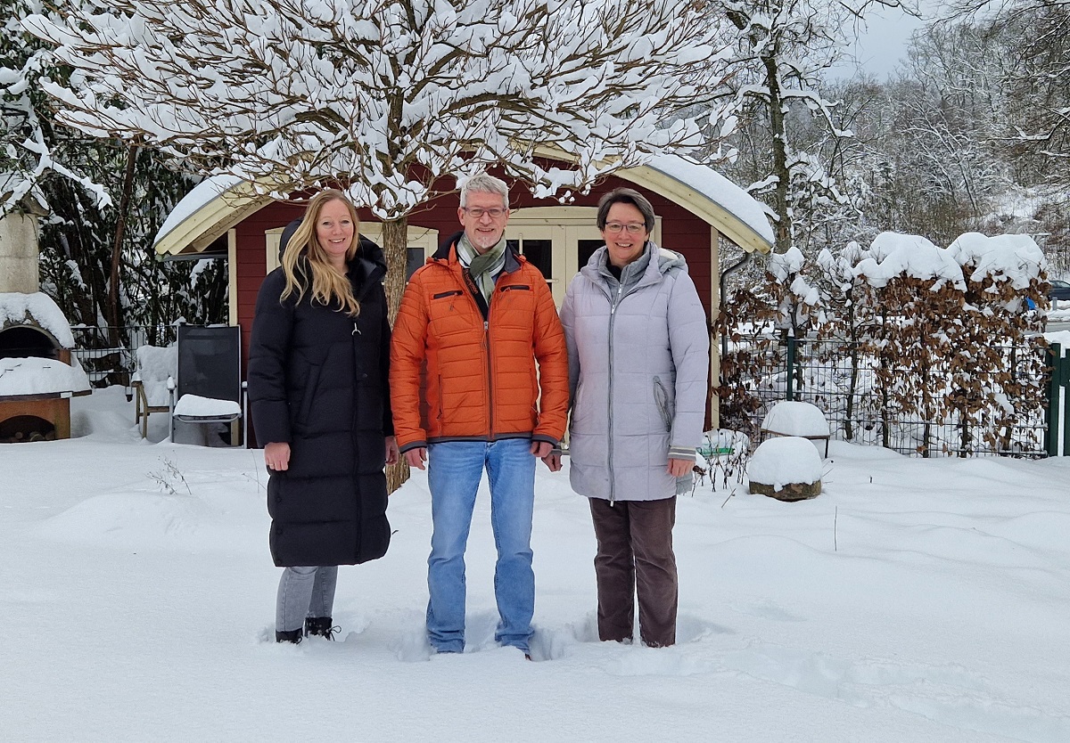 Der CVJM Bschergrund spendete 1662 Euro ans evangelische Hospiz Siegerland. Dort bedankte sich Einrichtungsleiter Burkhard Klsch bei Marion Wirth (rechts) und Eva Knie. (Foto: Diakonie in Sdwestfalen)