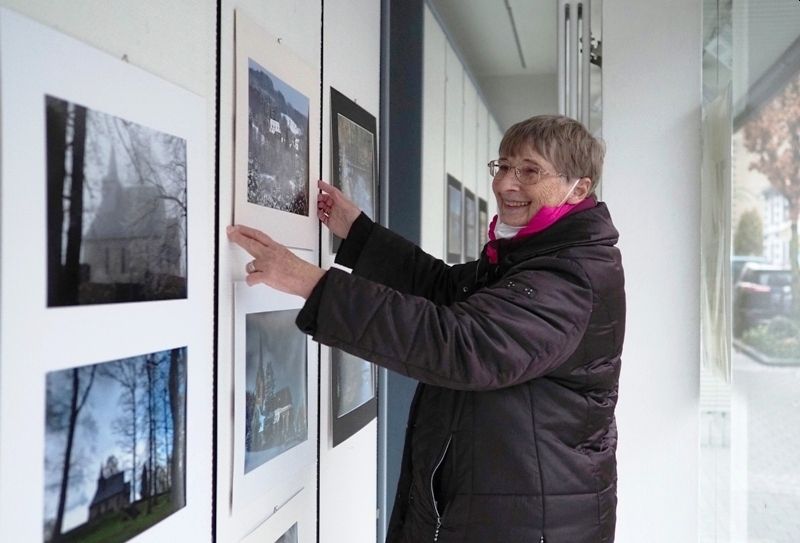 Barbara Bathe gestaltet ihre Schaufenster-Ausstellung. Foto: Tatjana Steindorf