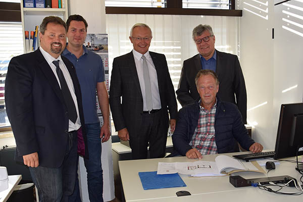 Auf dem Foto (v.l.n.r.): Brgermeister Michael Christ, , stellvertr. Bauamtsleiter Thomas Leimbach, Landrat Achim Hallerbach, Kreisbeigeordneter Michael Mahlert, Sachbearbeiter der Bauaufsichtsbehrde Friedhelm Lorscheid (sitzend). Foto: Kreisverwaltung