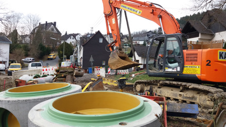 Die Bauarbeiten zur Erneuerung der Kanal- und Wasserleitung in der Grindeler Strae sowie Im alten Hof in der Stadt Kirchen haben begonnen. (Foto: VG-Werke Kirchen) 