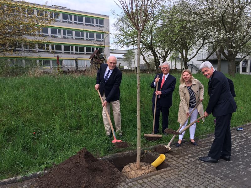 Lebens-Symbole entlang der Unkeler Grundschule gepflanzt