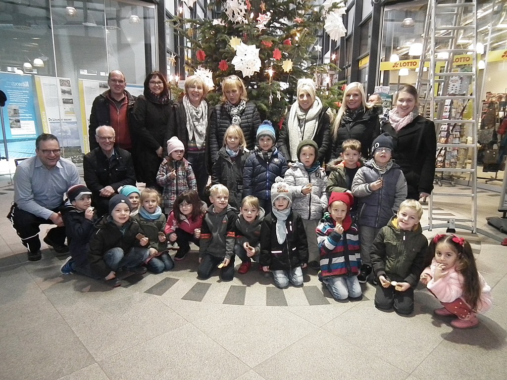 Nach getaner Arbeit: Kinder, Erzieherinnen und Treffpunkt-Mitglieder freuen sich ber den geschmckten Weihnachtsbaum im Regio-Bahnhof. 