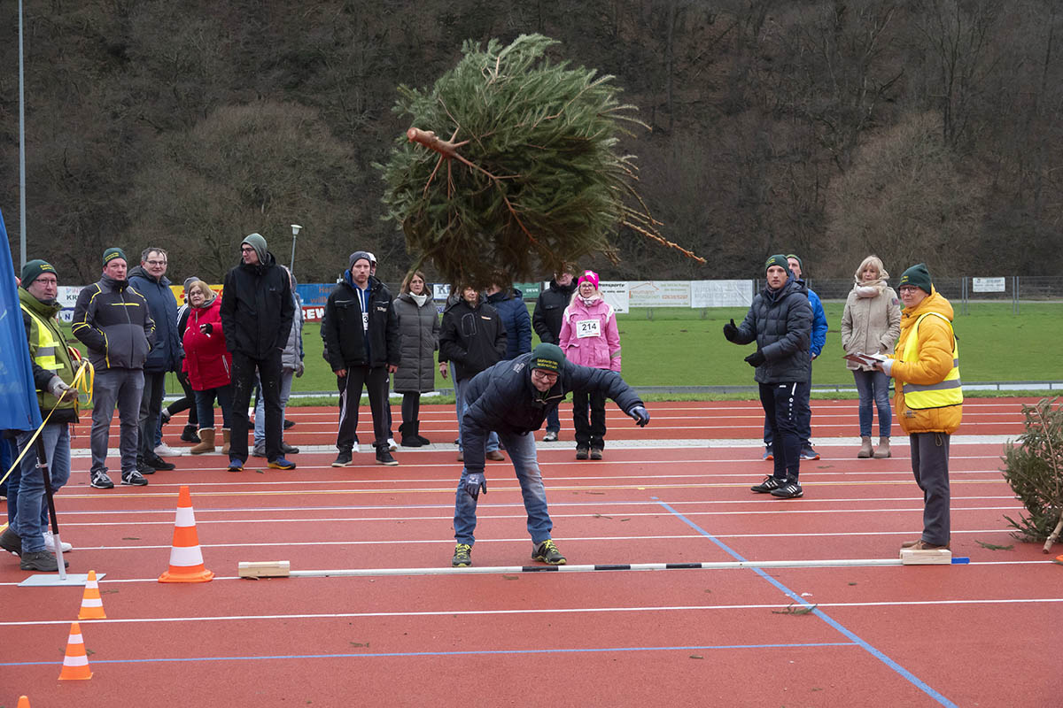 Lebkuchenmedaillen fr die Besten beim 2. Weihnachtsbaumwerfen in Waldbreitbach