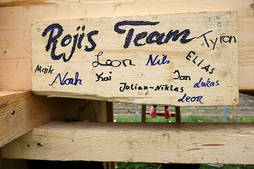 Die jungen Baumeister verewigen ihre Namen auf Holzschildern. Foto: Stadt Neuwied