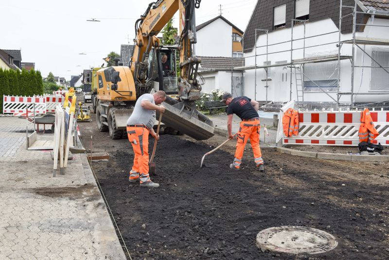 Bis in den Abend wurde zuletzt gearbeitet, um die Lindenstrae fr die Asphaltdecke zwischen Margarethenstrae und Stichweg vorzubereiten. Foto: privat