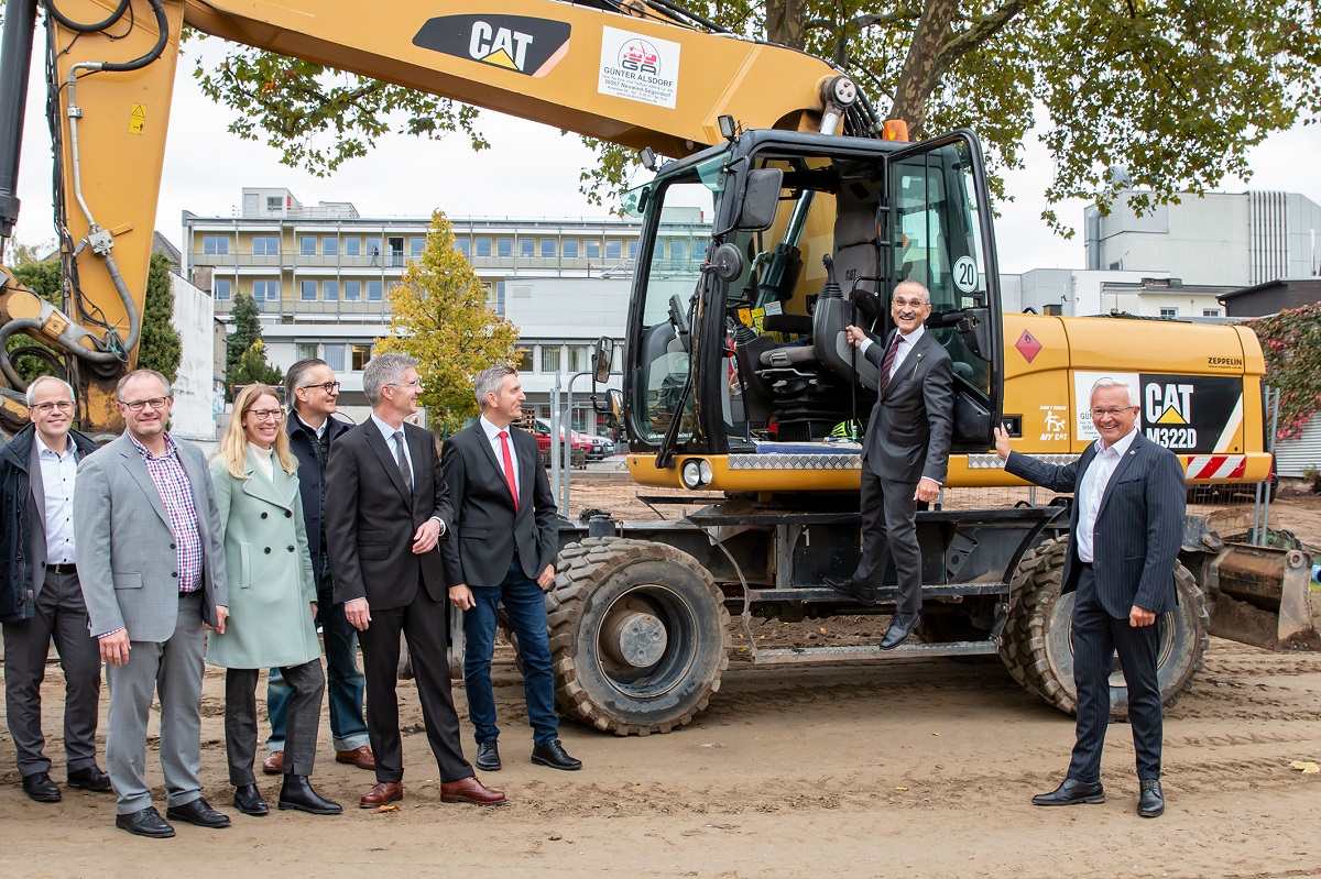 In der Sparkasse freut man sich auf das neue Gebude: Vorstandsvorsitzender Dr. Hermann-Josef Richard (am Bagger), Vorstandsmitglied Thomas Paffenholz (5.v.l.) sowie die beiden Verwaltungsratsvorsitzenden Oberbrgermeister Jan Einig (2.v.l.) und Landrat Achim Hallerbach (r.) haben die Baustelle gemeinsam mit einigen Bauverantwortlichen offiziell erffnet. (Foto: Sparkasse Neuwied)