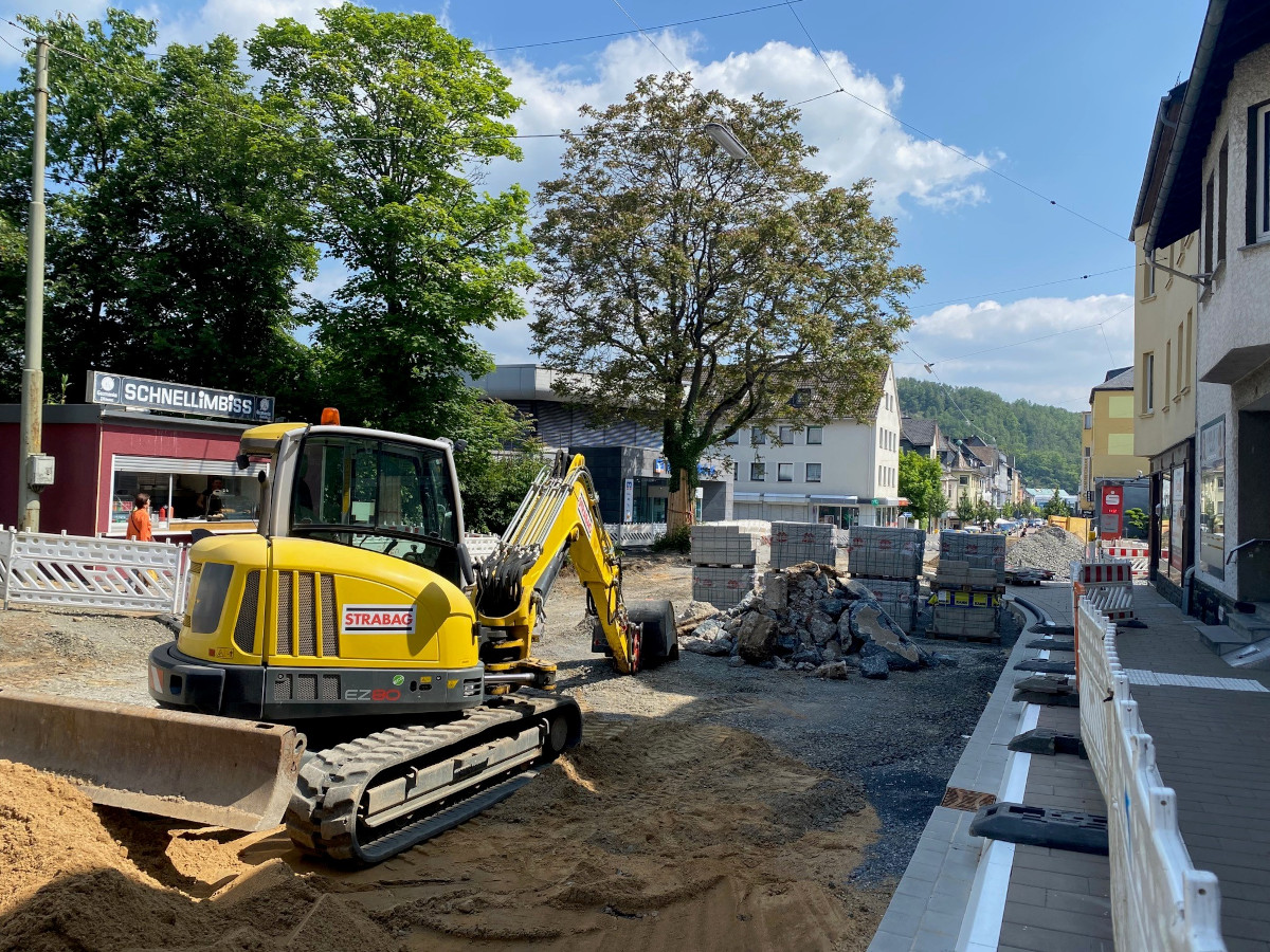 Die Bauarbeiten an der Rathausstrae sollen bis Ende August fertig sein. In den Sommerferien soll dann der neue Oberflchenbelag auf Kosten der Firma repariert werden. (Foto: Verbandsgemeinde und Stadt Wissen)

