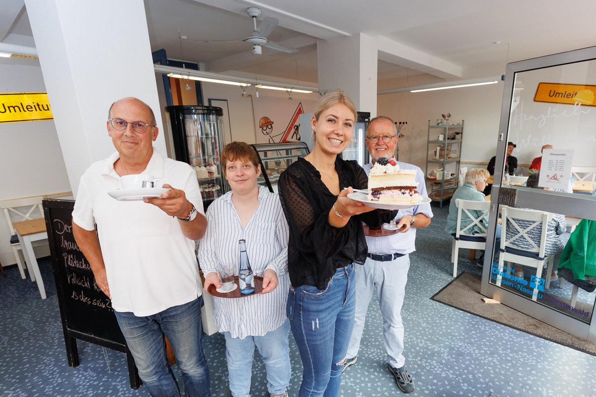 Diplom-Sozialpdagoge Matthias Becker (links) mit den Helfern des Cafs. (Fotos: 