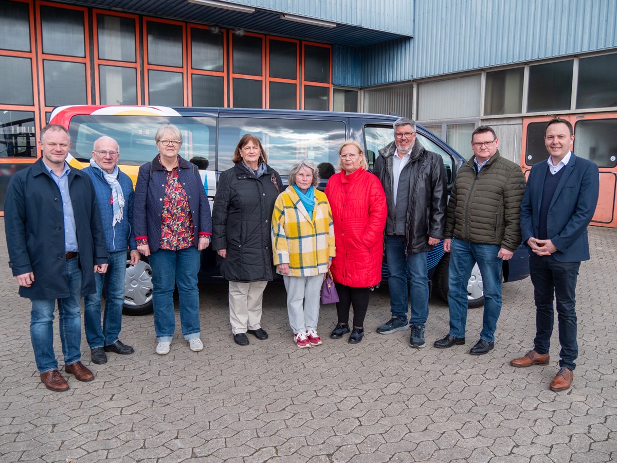 Das Projekt steht, der Bus ist da: Oberbrgermeister Jan Einig (links) konnte den Vorschlag des Seniorenbeirats dank Untersttzung durch Stefan Herschbach und David Meurer, die Geschftsfhrer von SWN und GSG, auf den Weg bringen. (Foto: Dennis Steinhardt)