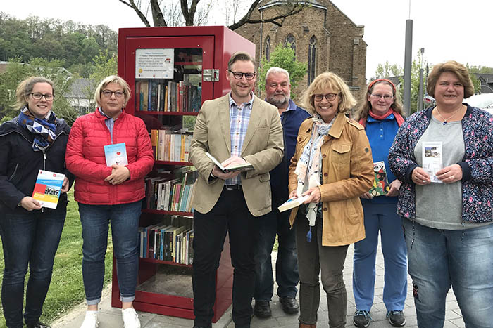 Ortsgemeinde Neustadt erffnet Bcherschrank im Park