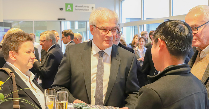 Nette Worte und Aufmerksamkeiten: Mehr als 100 Gste verliehen im Diakonie Klinikum Jung-Stilling Geschftsfhrer Hubert Becher (Mitte) einen wrdevollen Abschied. (Foto: Diakonie in Sdwestfalen gGmbH)