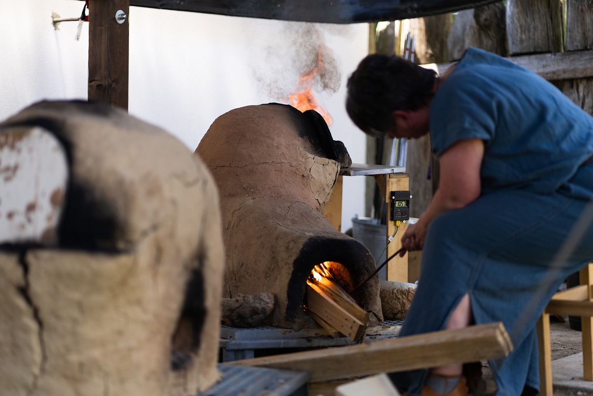 Die Befeuerung des Glasofens ist ein Highlight in der Rmerwelt. (Foto: S. Dinges)