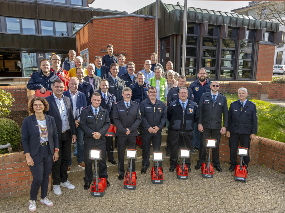 Feierliche bergabe des LED-Beleuchtungssystems und der Wrmebildkameras an die Feuerwehren der Verbandsgemeinde Hachenburg. (Foto: VG Hachenburg)