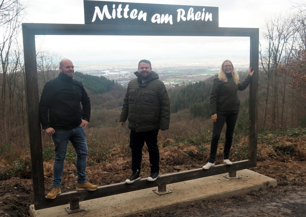 Stephan Schoblocher, Brgermeister Christoph Mohr und Kathrin Kesberg vom Fachgebiet Tourismus sind sich einig: der berdimensionale Bilderrahmen in der Nhe des Rmerturms ist ein attraktives Fotomotiv.  (Foto: Stadt Bendorf)