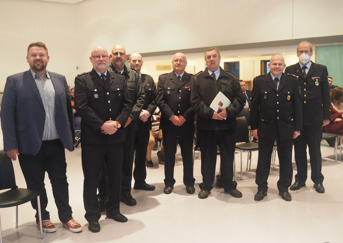 Brgermeister Christoph Mohr mit den Geehrten Helmut Metzler, Stefan Ilgen, Marc Metzler, Alfons Schuster, Egbert Bernardi sowie dem stellvertr. Wehrleiter Rainer Holler und Kreisfeuerwehrinspekteur Rainer Nell. (Fotos: Stadt Bendorf)