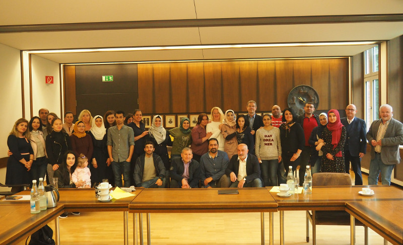 Erfolgreiche Teilnehmer der Integrationskurse waren zu Gast im Bendorfer Rathaus. Foto: Stadt Bendorf