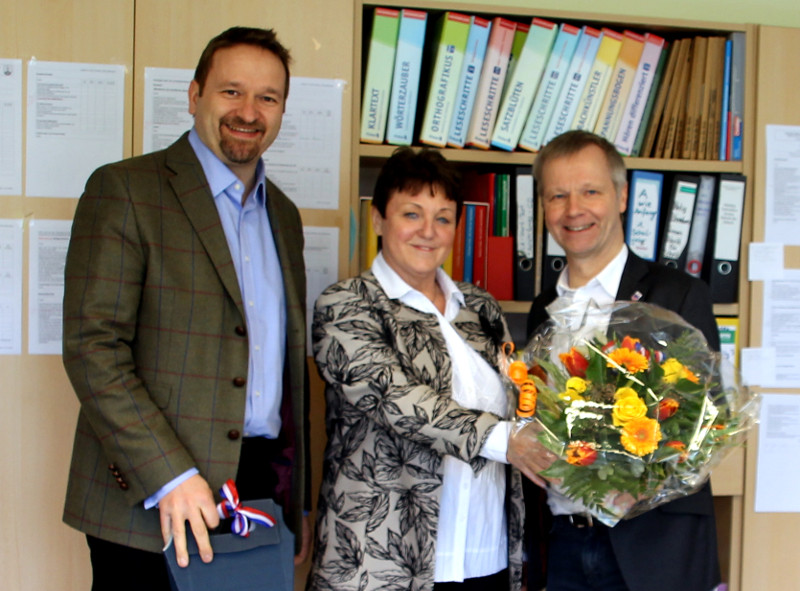 Brgermeister Otto Neuhoff (rechts) und Erster Beigeordneter Holger Heuser (links) gratulierten Schulleiterin Rita Bachmann-Richarz, die seit 25 Jahren in Bad Honnef unterrichtet und wirkt. Foto: Stadt Bendorf
