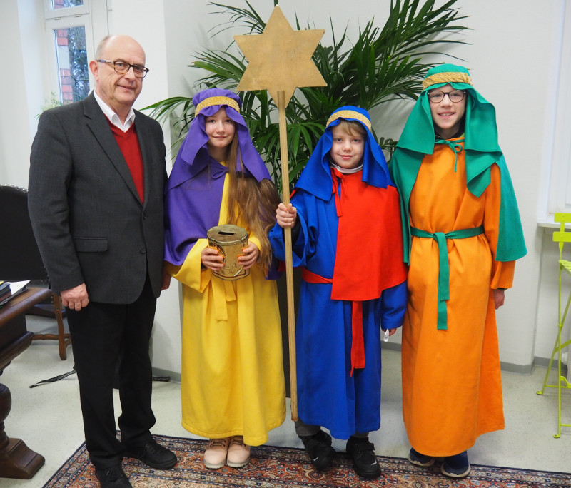 Sternsinger brachten den Segen ins Rathaus