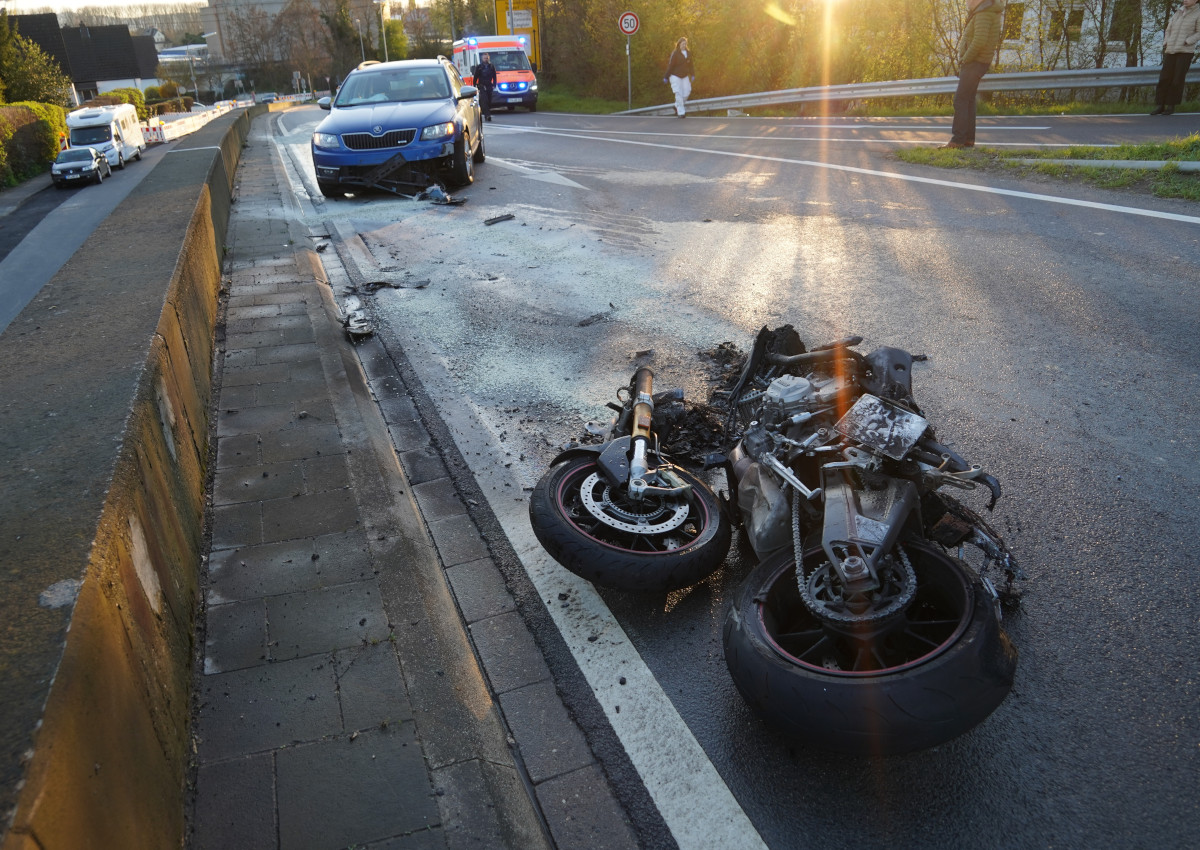 Das Motorrad fing Feuer und musste von der Feuerwehr Bendorf gelscht werden. (Fotos / Video: Uwe Schumann)