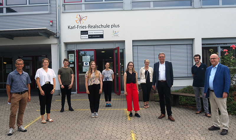 Staatssekretr Hans Beckmann (3.v.r.) besuchte mit Brgermeister Michael Kessler die Sommerschule in Bendorf und bedankte sich bei der Schulleitung der Karl-Fries-Schule und den ehrenamtlichen Kursleiterinnen. Foto: Stadt Bendorf