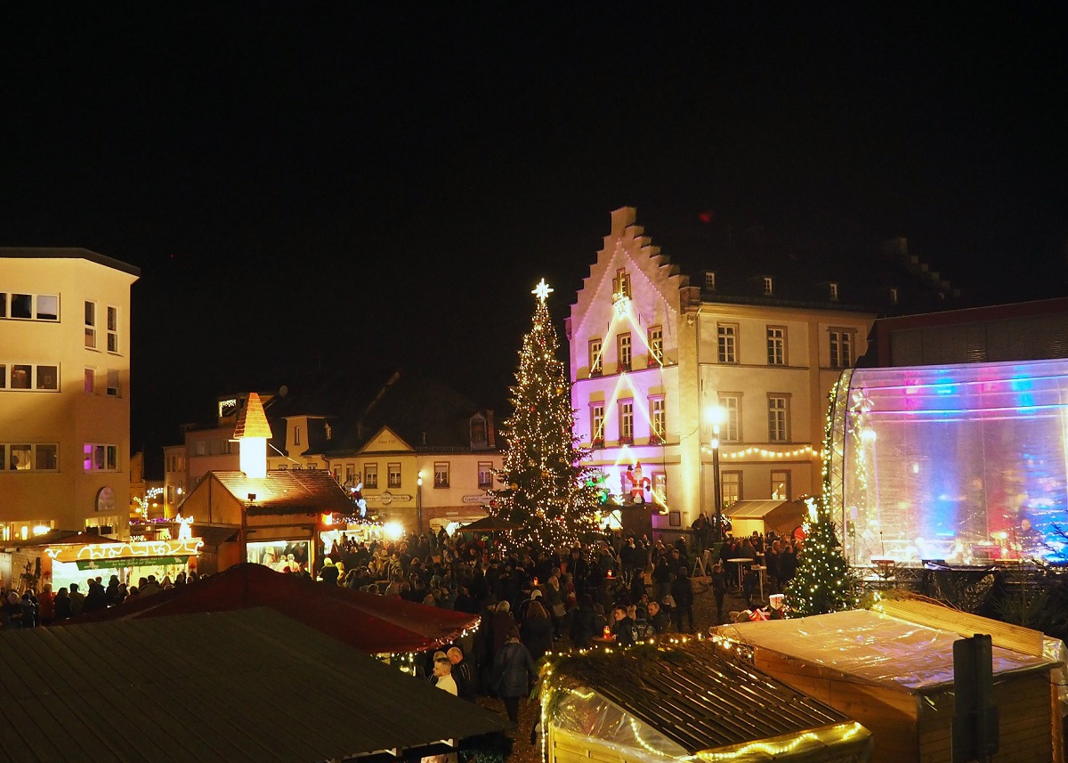 Vorbereitungen bereits in vollem Gange: Weihnachtsbeleuchtung in Bendorf mit Ma