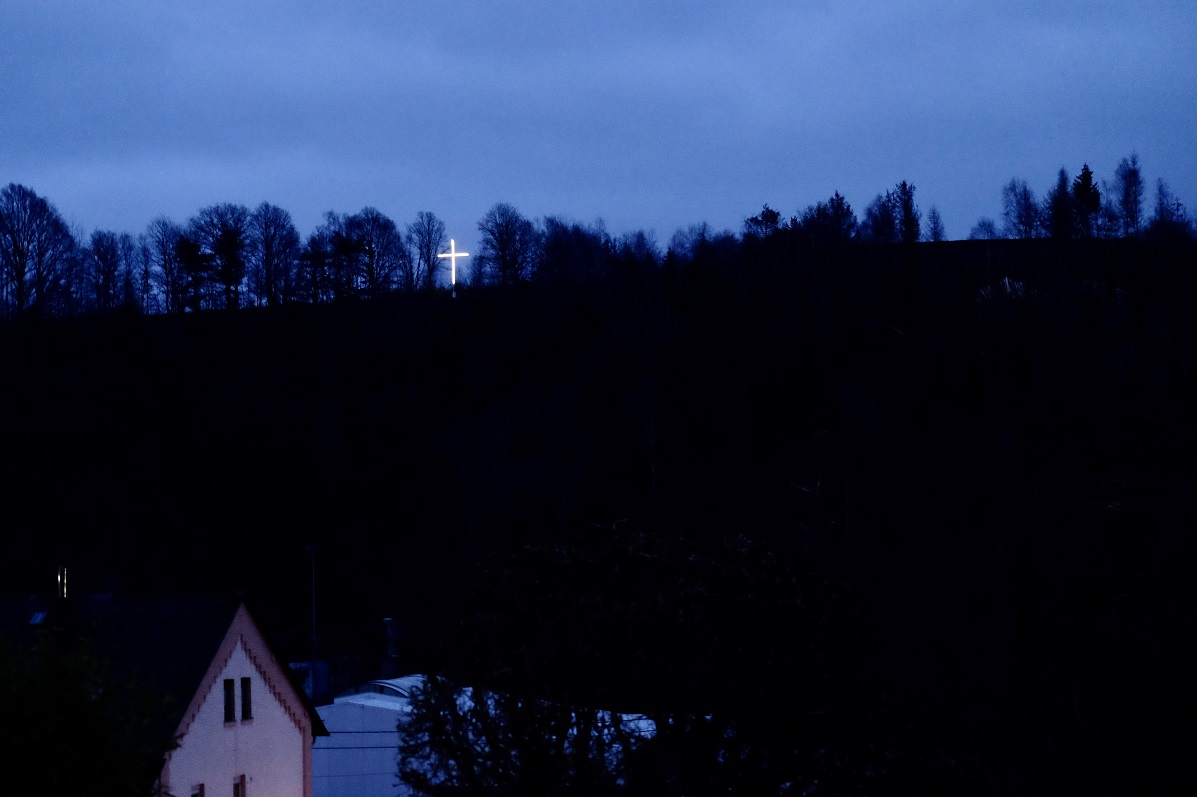 Solidaritt, Hoffnung und Mut: Kreuz an der Beng leuchtet bis Ostern 