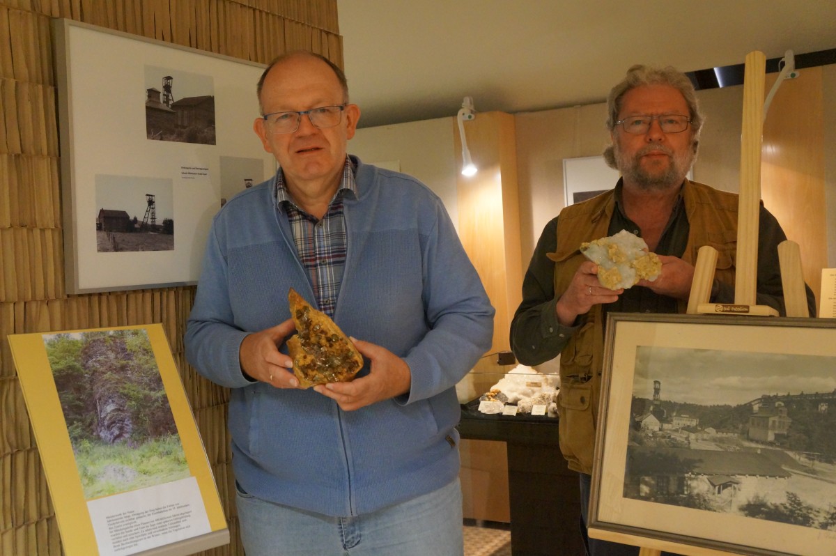 Thomas Dber und Museumsleiter Achim Heinz beim Aufbau der Ausstellung (Foto: Bergbaumuseum des Kreises Altenkirchen)