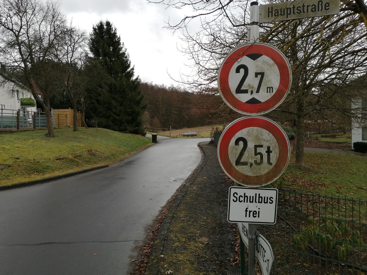 In Berzhausen geben diese Schilder die Spielregeln fr das Befahren des Verbindungsweges vor. (Foto: vh)