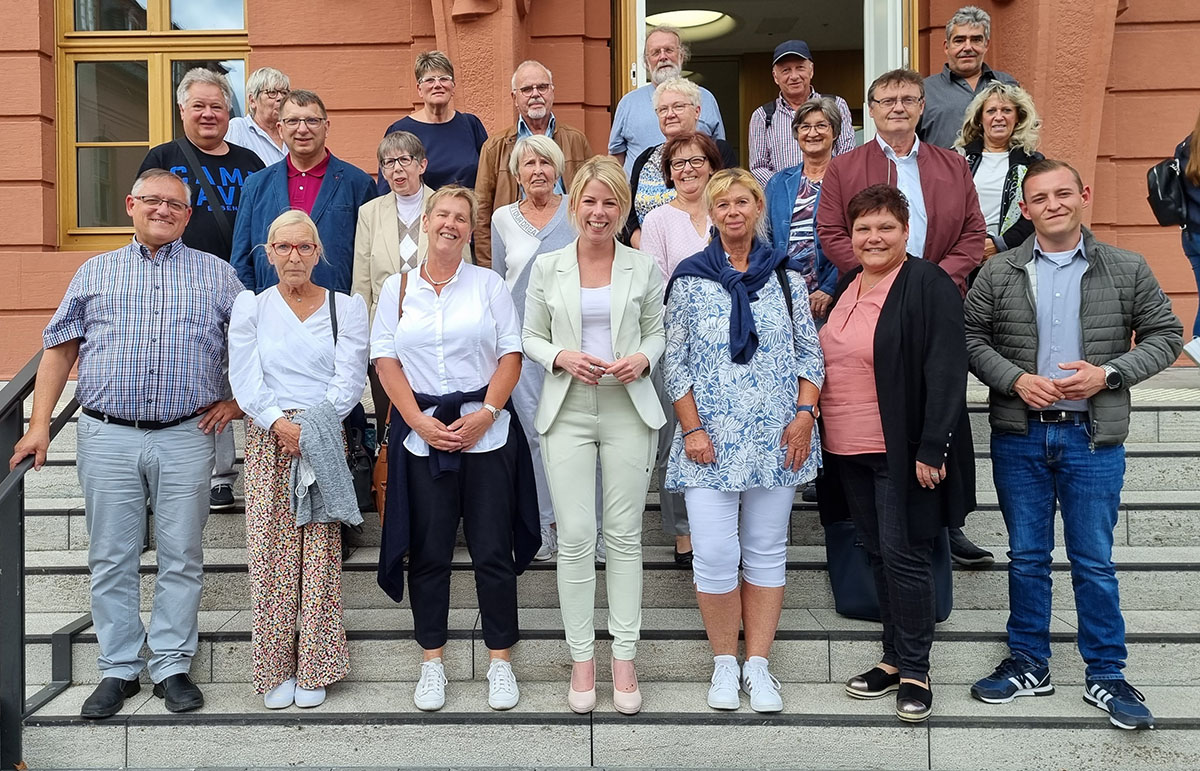 Lana Horstmann empfngt Neuwieder Besuchergruppe in Mainz