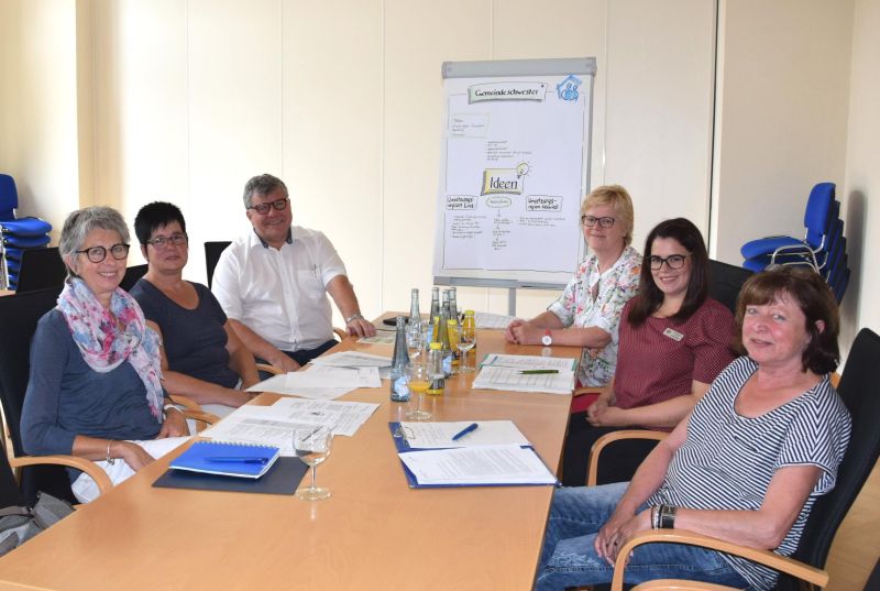 Gemeindeschwestern plus fr die Region Linz, Unkel, Bad Hnningen und Waldbreitbach Roswitha Rosenmller und Brigitte Siebenmorgen, 1. Kreisbeigeordneter Michael Mahlert, Leiterin der Abteilung Soziales Agnes Ulrich, Sozialplanerin Carina Breler, Gemeindeschwesterplus fr die Stadt Neuwied Christa Reutelsterz (v.l.n.r.). Foto: privat