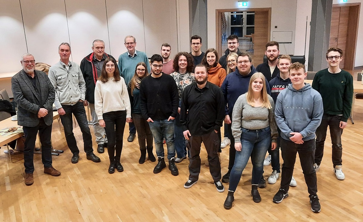 Mayener Verwaltungsstudenten informierten sich im Daadener Brgerhaus zur Stdtebaufrderung. Stadtbrgermeister Walter Strunk, Fachbereichsleiter Wolfgang Mrker, Ortsbrgermeister Karl-Heinz Keler, Dozent Christoph-Josef Bhle (h.v.l.) sowie Brgermeister Helmut Sthn moderierten die Veranstaltung.