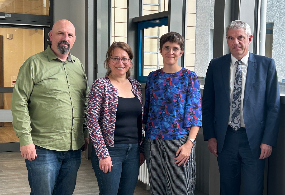 Im konstruktiven Austausch ber die Eckpunkte der Klinikreform aus (v.l.n.r.): Dr. Sebastian Schaub (Landesvorsitzender der Grnen), Anke Fh-Harshman (Kreistagsabgeordnete), Dr. Anna Lhrmann (Staatsministerin und Mitglied des Bundestags) und Guido Wernert (Geschftsfhrer der Krankenhausgesellschaft). (Foto: Frederike Hackenbroch)