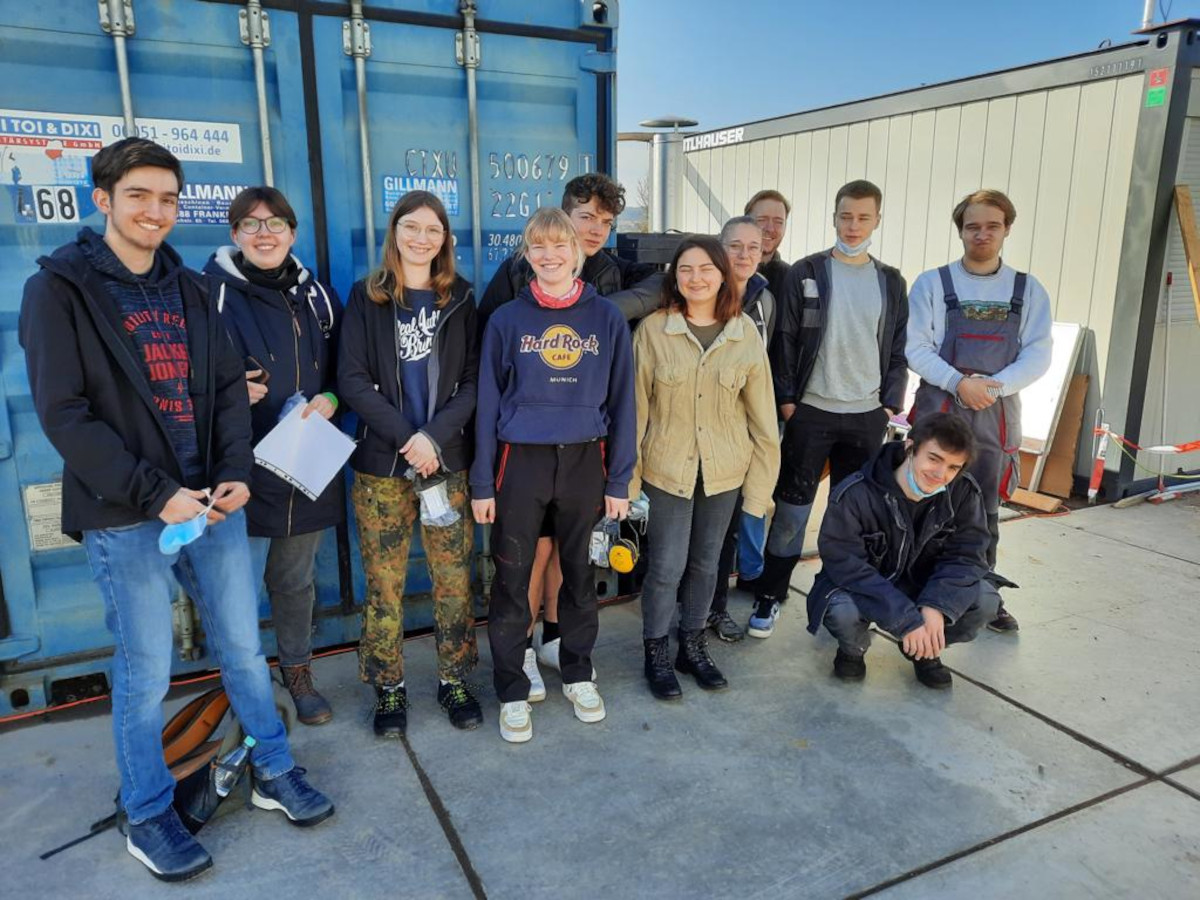 Die Abiturienten der IGS Betzdorf-Kirchen packten im Ahrtal mit an. (Foto: Matthias Schneider)