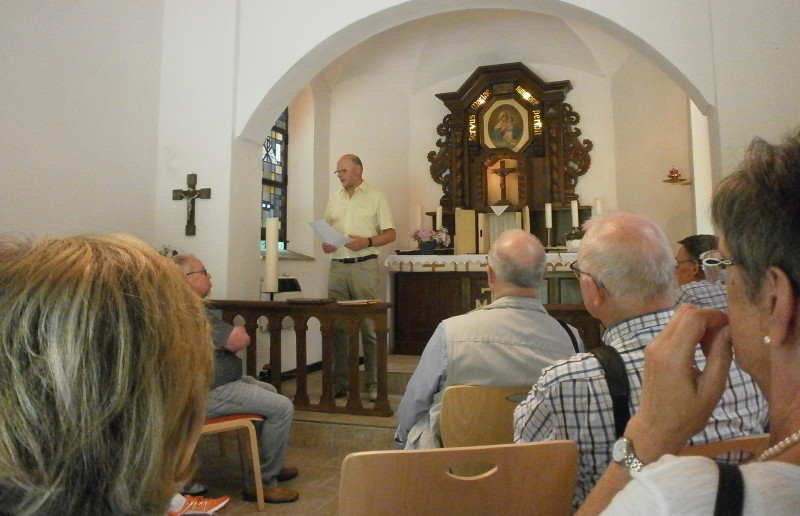 Die Gste des Vereins "Betzdorfer Geschichte" erfuhren viel Wissenswertes ber die Kreuzland-Kapelle. Foto: Privat