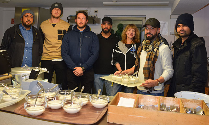 Sechs junge Mnner aus der Ahmadiyya Muslim-Gemeinde in Betzdorf haben dem Tagesaufenthalt Caf Patchwork der Diakonie in Sdwestfalen ein Mittagessen gespendet. Sozialarbeiterin Barbara Wied (3. von rechts) bedankte sich im Namen der Gste fr die Spende. Foto: Privat