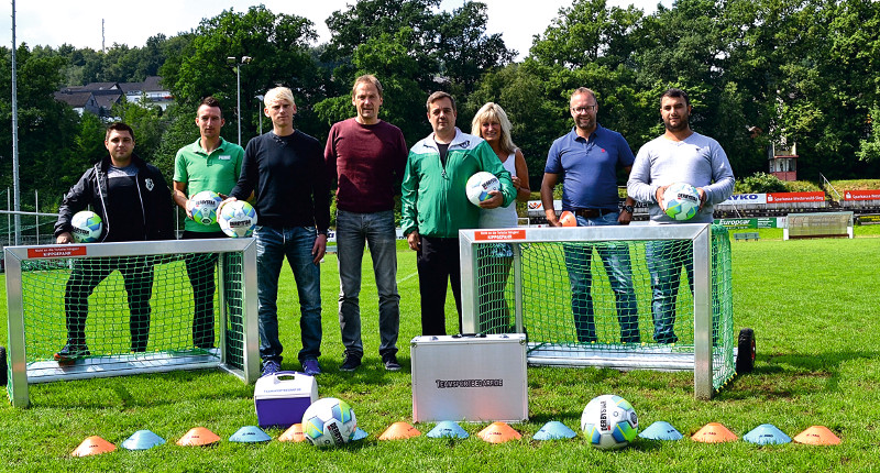 Freuen sich ber die Neuanschaffungen fr das Kinder- und Jugendtraining (von links): Svetio Boshnakov, Thorsten Schmidt, Sven Mensch Udo Althoff, Daniel Becker, Brbel Spies, Markus Stephan, Jassin Ramovic (alle ehrenamtlich bei der SG 06 aktiv). Foto: Privat