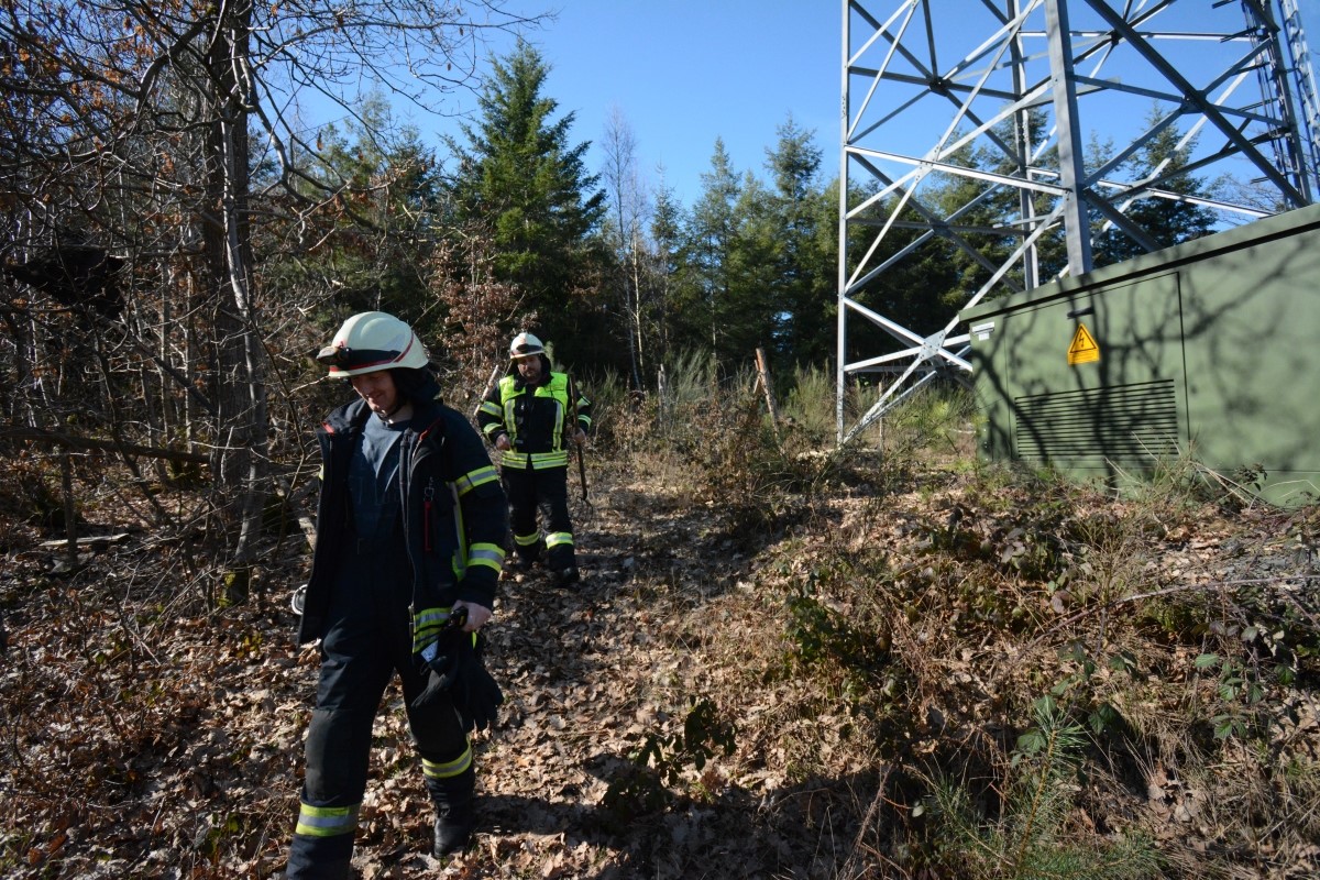 Bei dem Waldbrand in Alsdorf mussten die Wehrleute das Arbeitsmaterial vom Waldweg aus hinter dem Sendemast entlang an die Einsatzstelle schleppen - und natrlich umgekehrt. (Foto: tt)