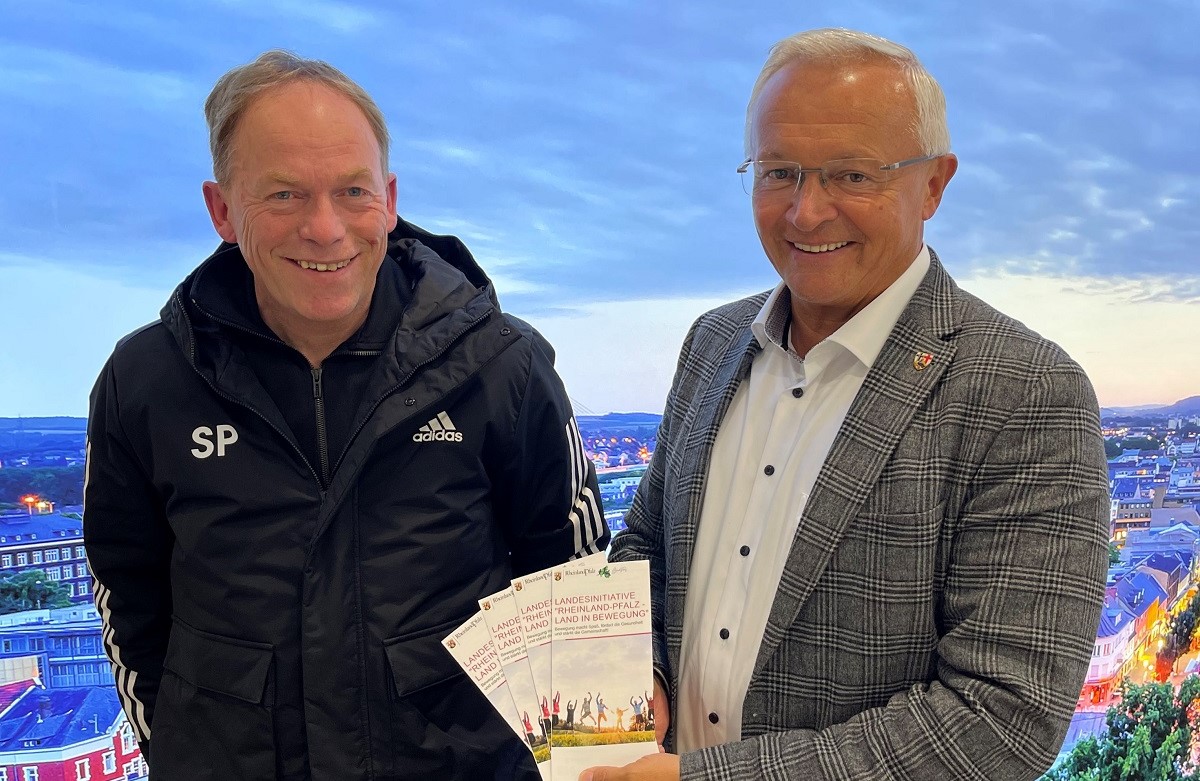 Landrat Achim Hallerbach (rechts) und Bewegungsmanager Stefan Puderbach (links) rufen zur Teilnahme am Bewegten Advent auf. (Foto: privat)