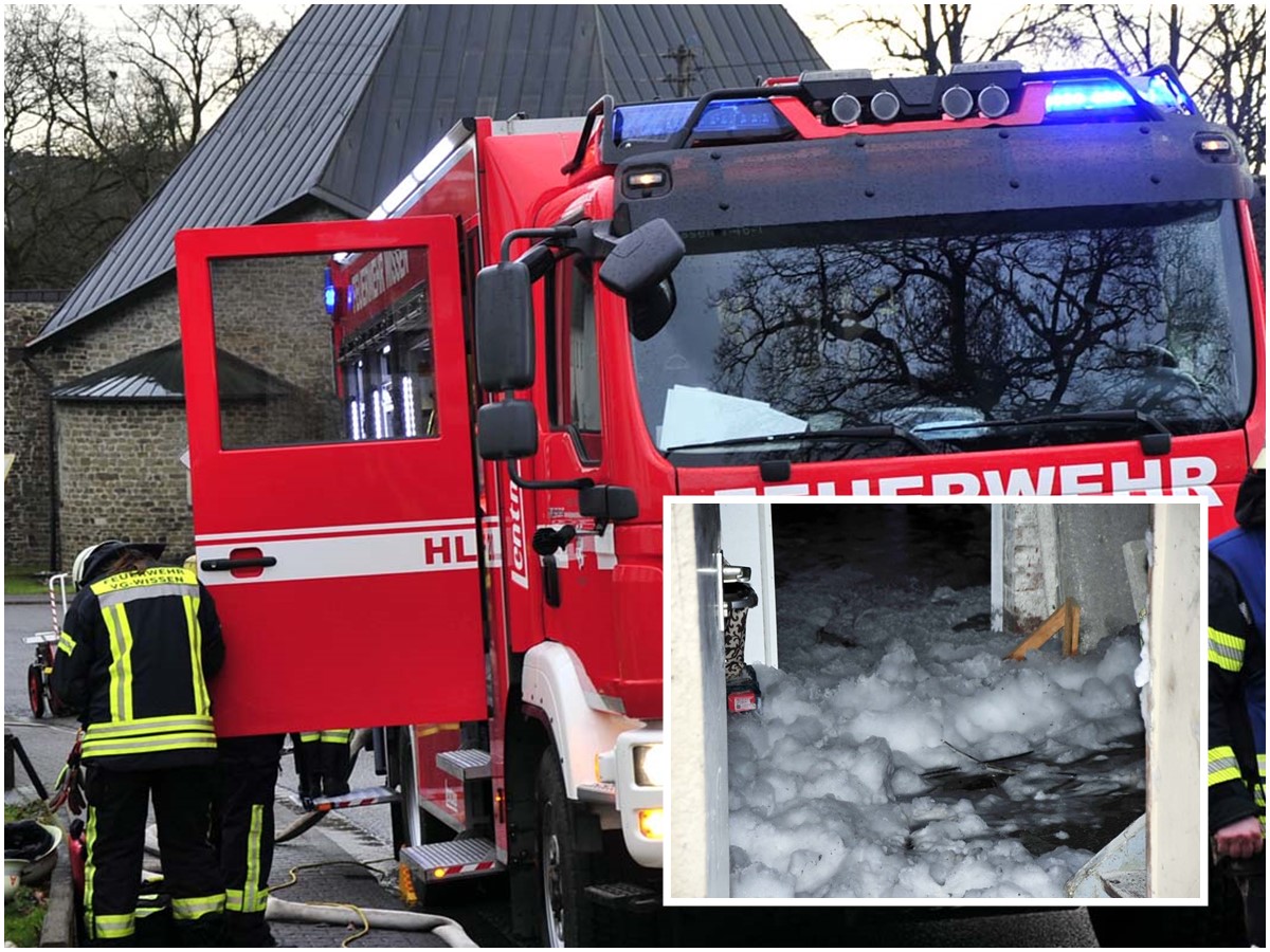 Zum Ablschen des Brandes im Keller eines Einfamilienhauses in Birken-Honigsessen wurde auch Schaum eingesetzt. (Fotos: KK)