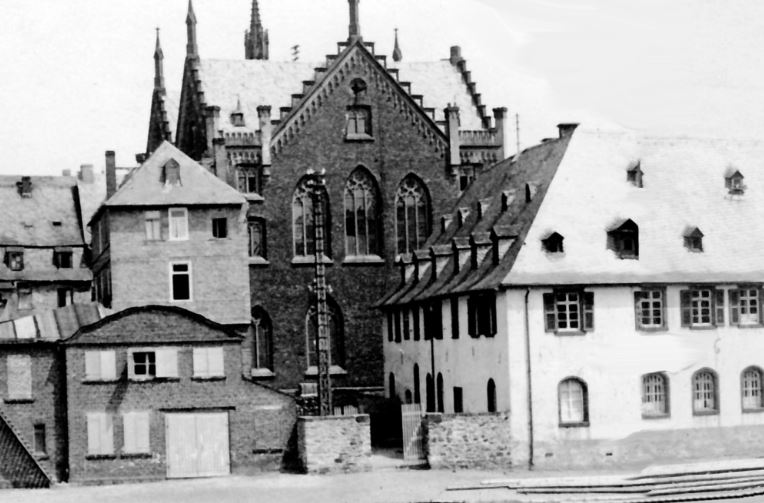 Das ehemalige Franziskanerkloster am Juxplatz um 1930, heute Konrad-Adenauer-Platz (Foto: Stadtarchiv Montbauar)