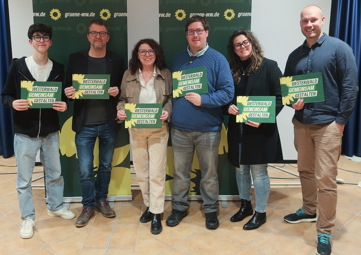 Von links nach rechts: Giuseppe Guzzo (Sprecher KV Westerwald), Carl-Bernhard von Heusinger (MdL und Leiter der Wahlversammlung), Martina Kapp (Listenplatz 1), Christan Schimmel (Listenplatz 2), Emily Holighaus (Sprecherin KV Westerwald), Andr Butscheike (Sprecher KV Westerwald). (Foto: Marlon Wrasse)