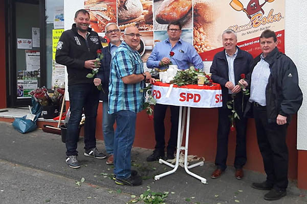 Mitglieder der SPD Gromaischeid am Muttertagsstand. Foto: SPD