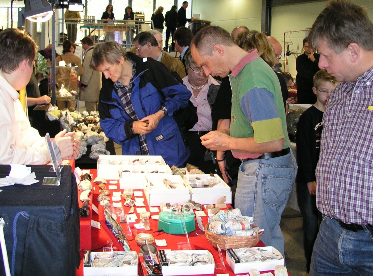 Die Besucher knnen wieder Geoden (eine abgerundete Steinformation, in der sich zum Beispiel Kristalle befinden) erwerben, die vor deren Augen "geknackt" werden. (Fotos: Rolf Schmidt-Markoski)