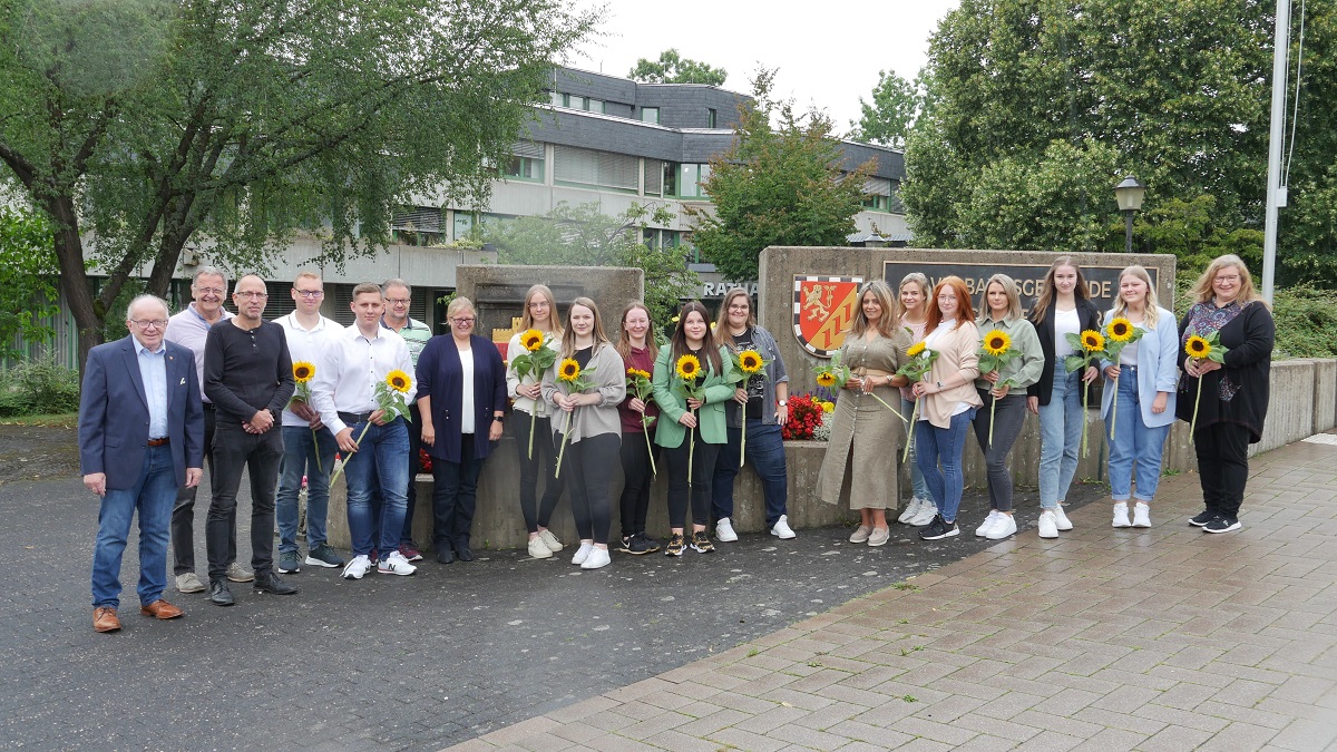 Von links: Erster Beigeordneter Rolf Schmidt-Markoski, Frank Schneider (Fachgebietsleiter Personal), Roland Mller (Personalrat), Sascha Koch (Fachbereichsleiter Soziales und Generationen) und Broleiterin Sonja Hackbeil gratulierten den Auszubildenden zur bestandenen Prfung. (Foto: Verbandsgemeindeverwaltung)